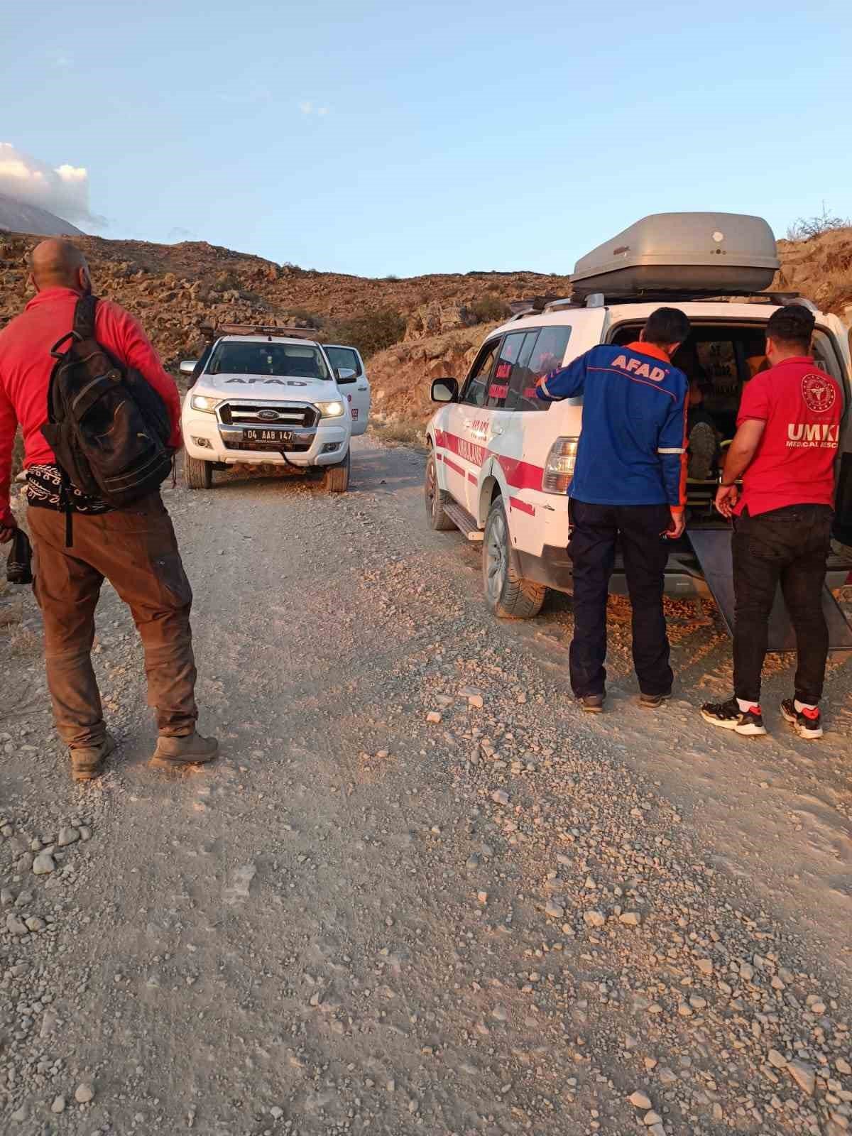 Ağrı Dağı’nda rahatsızlanan dağcı hastaneye kaldırıldı