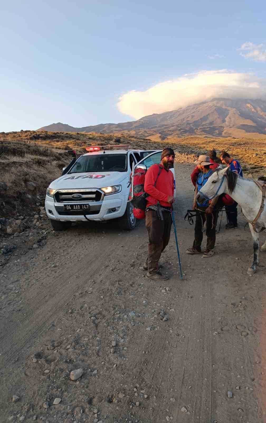 Ağrı Dağı’nda rahatsızlanan dağcı hastaneye kaldırıldı