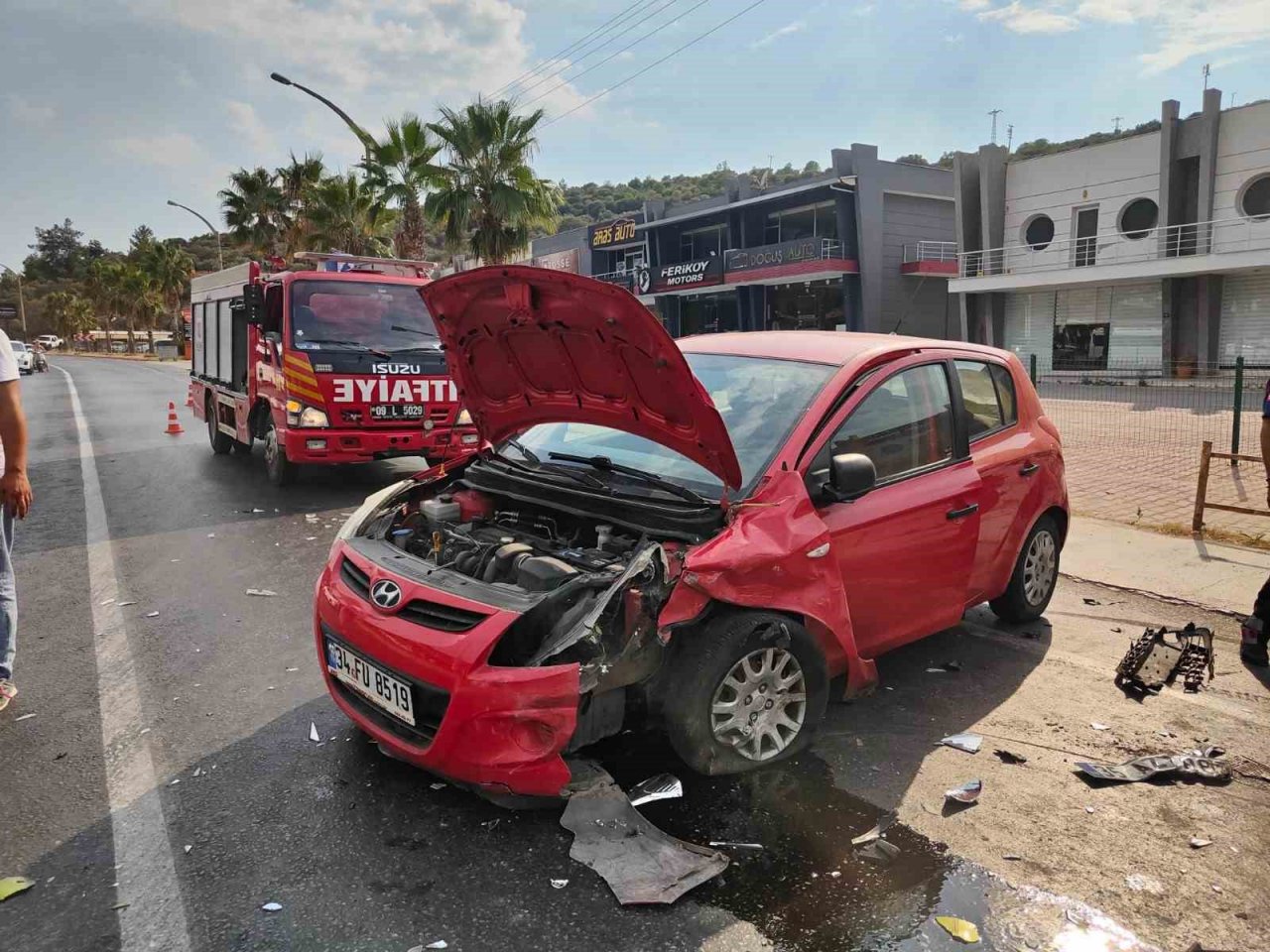 İki otomobil kafa kafaya çarpıştı: 1 yaralı