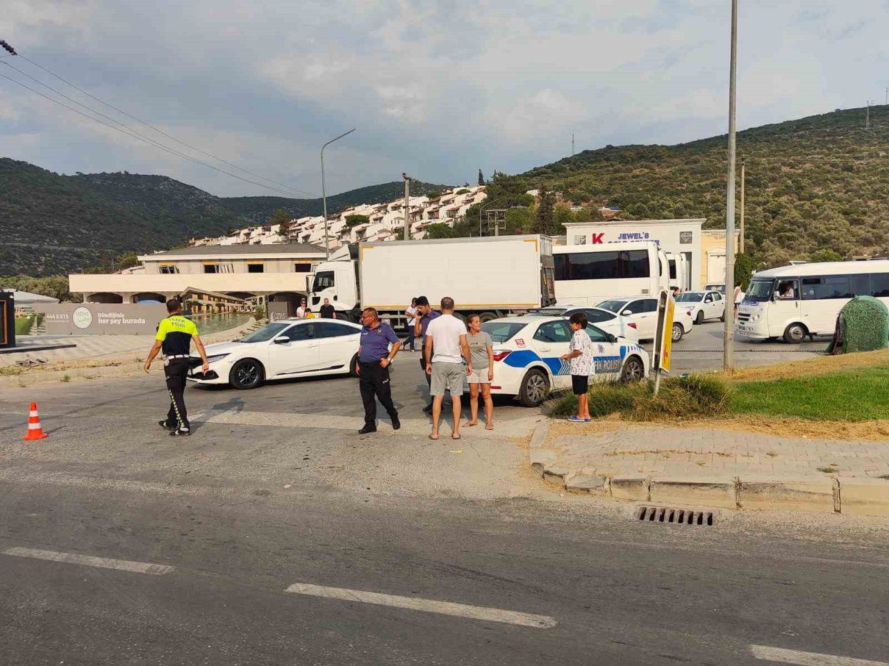 İki otomobil kafa kafaya çarpıştı: 1 yaralı