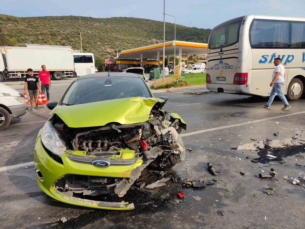 İki otomobil kafa kafaya çarpıştı: 1 yaralı