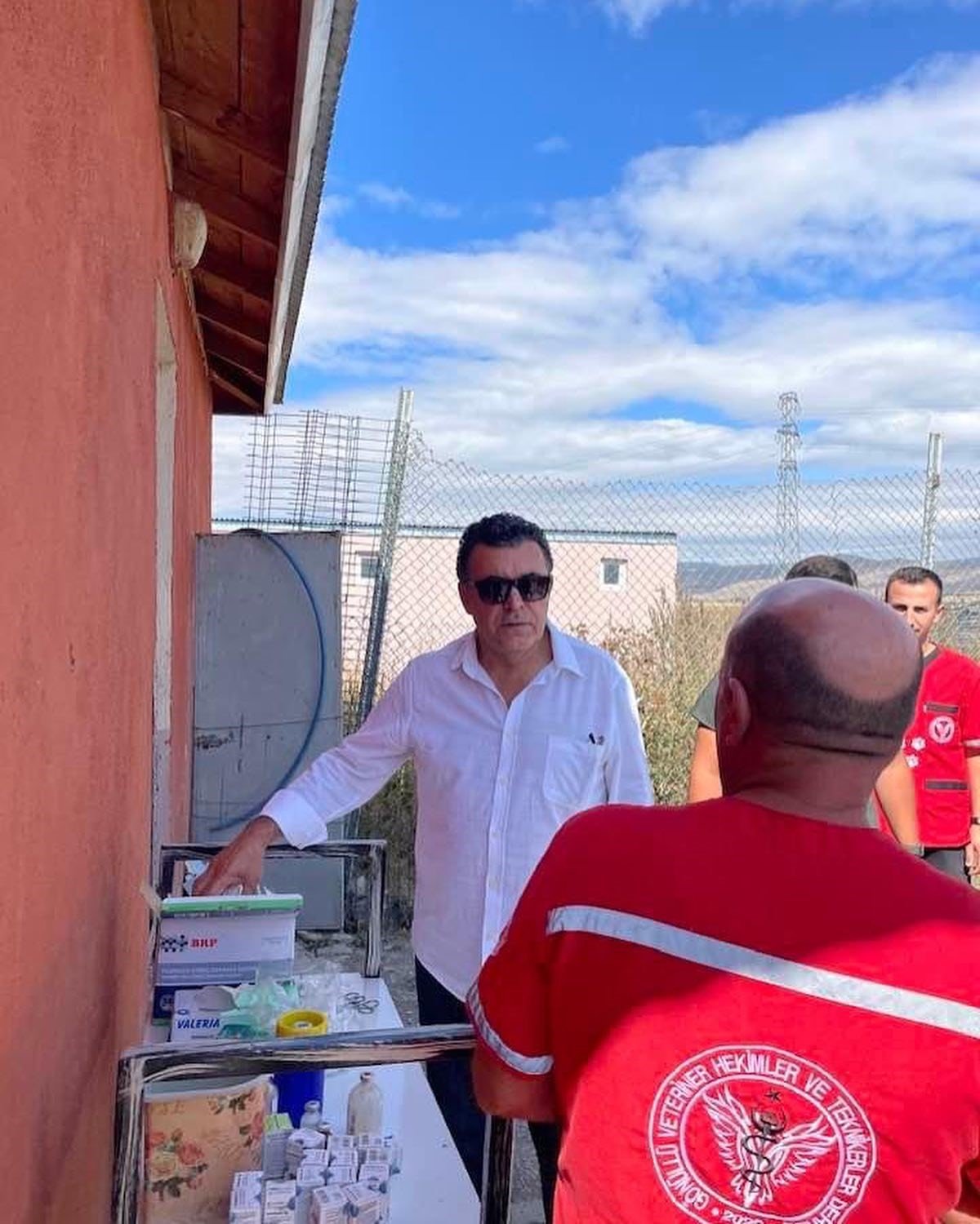 Barınaktaki hayvanları kısırlaştırıp bakımını yaptılar