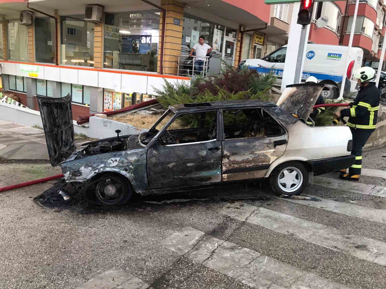 Bilecik’te otomobil yandı