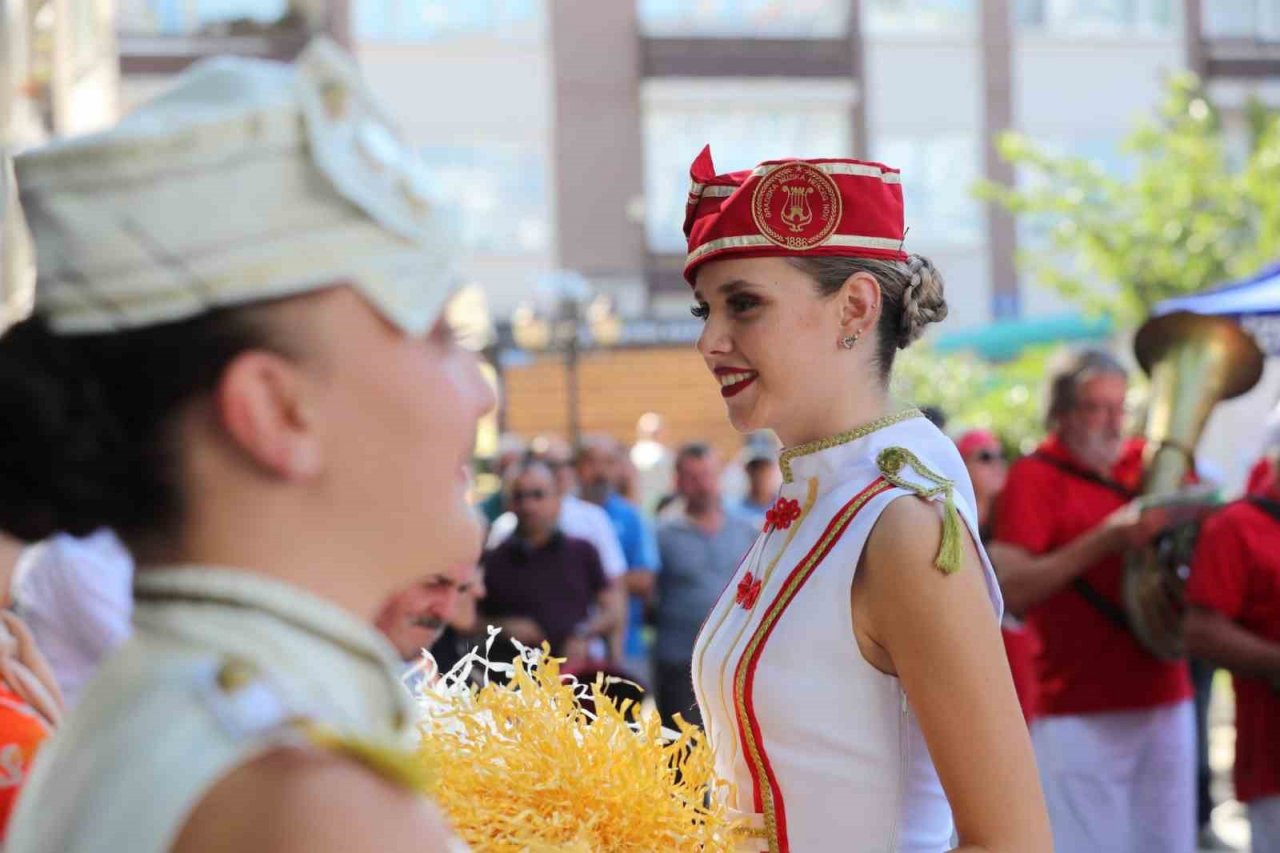 Müzik ve dans İzmit’in dört bir yanında