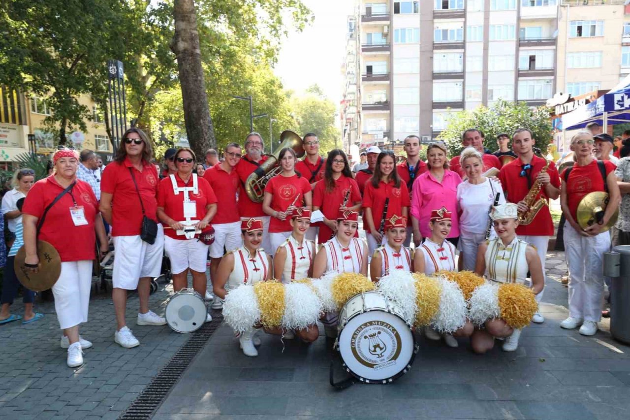 Müzik ve dans İzmit’in dört bir yanında
