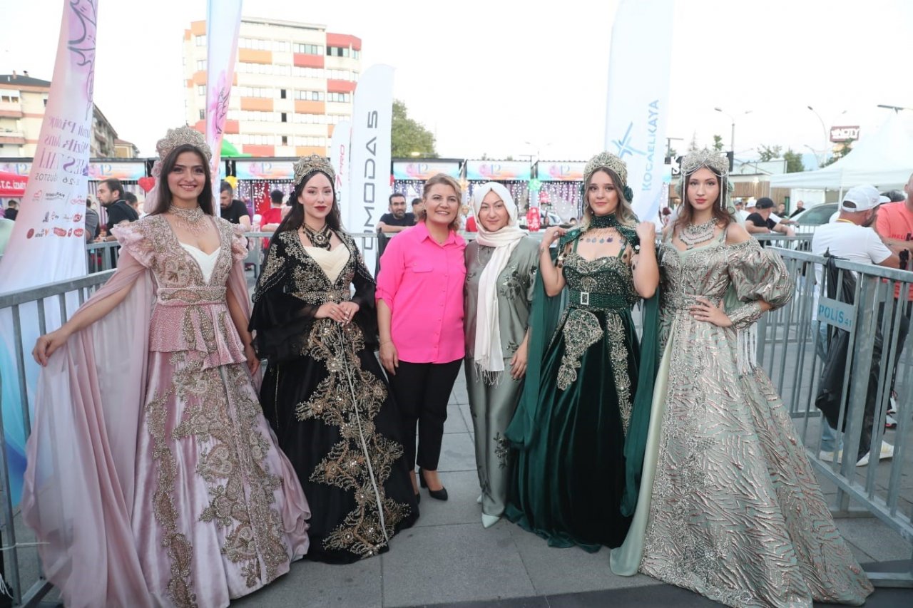 Kaftan-ı Eda defilesi izleyenleri tam not aldı