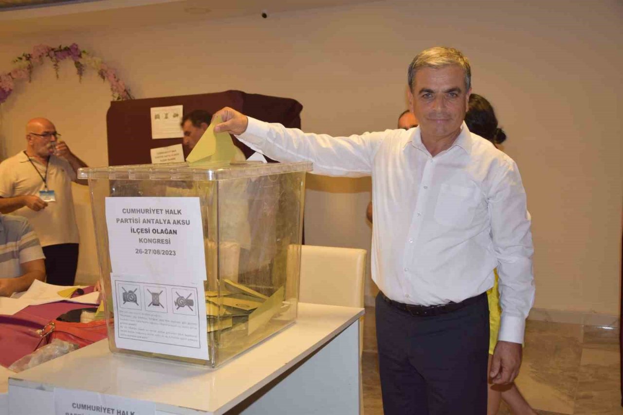 CHP Aksu’da Kenan Yıldız yeniden başkan seçildi