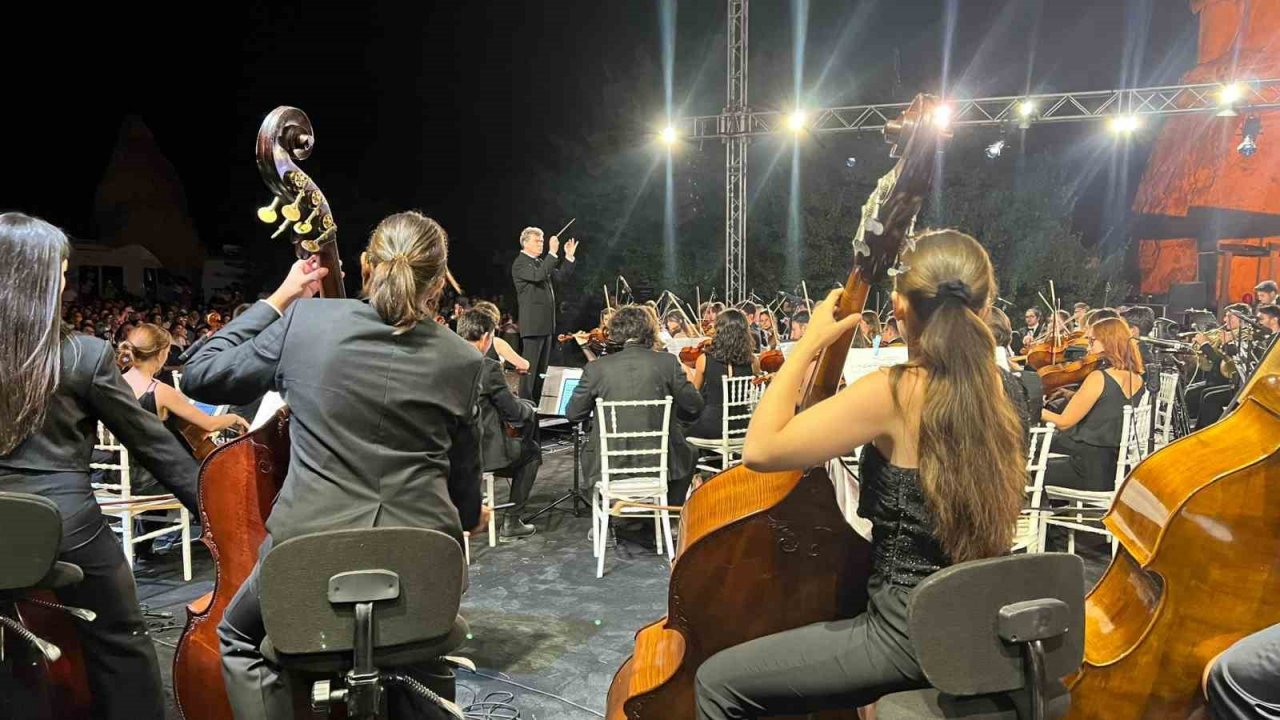 Kapadokya’da 140 kişilik koro Beethoven’in 9. Senfonisi ile kulakların pasını sildi