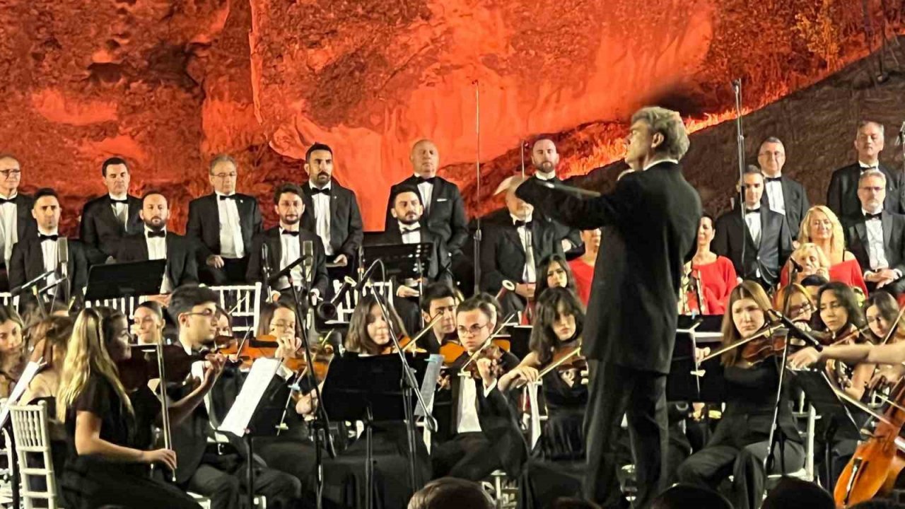 Kapadokya’da 140 kişilik koro Beethoven’in 9. Senfonisi ile kulakların pasını sildi