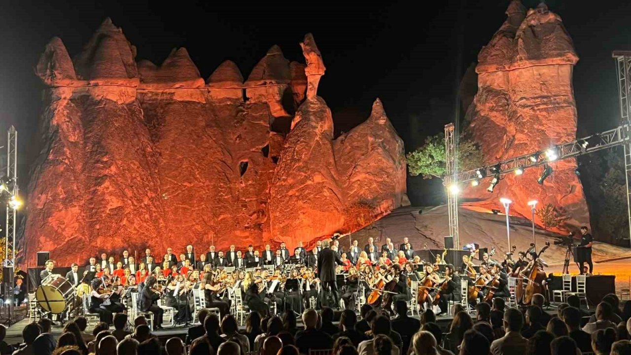 Kapadokya’da 140 kişilik koro Beethoven’in 9. Senfonisi ile kulakların pasını sildi