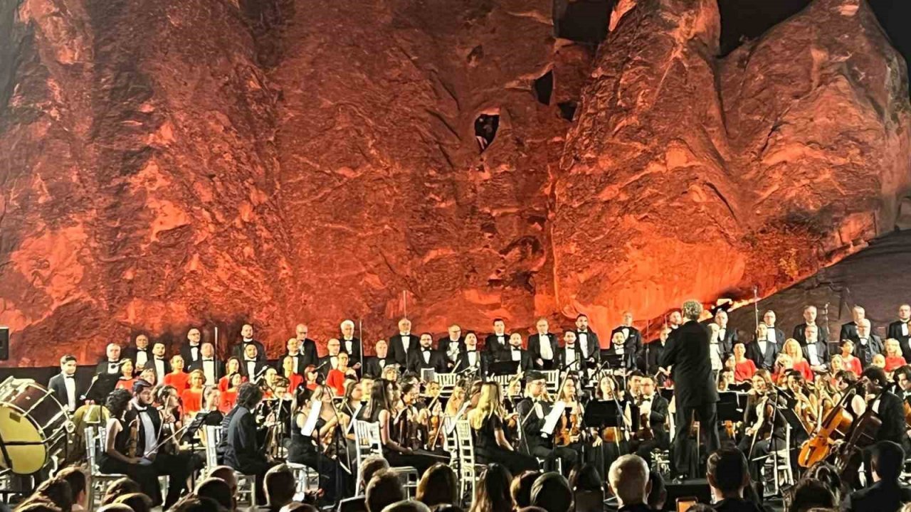 Kapadokya’da 140 kişilik koro Beethoven’in 9. Senfonisi ile kulakların pasını sildi