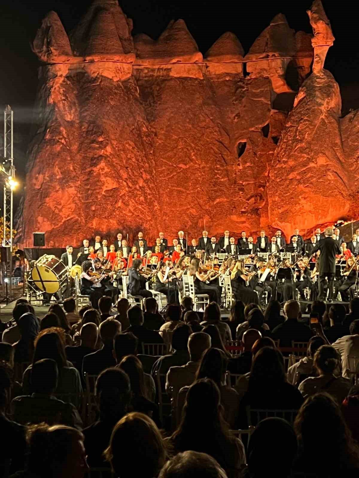 Kapadokya’da 140 kişilik koro Beethoven’in 9. Senfonisi ile kulakların pasını sildi