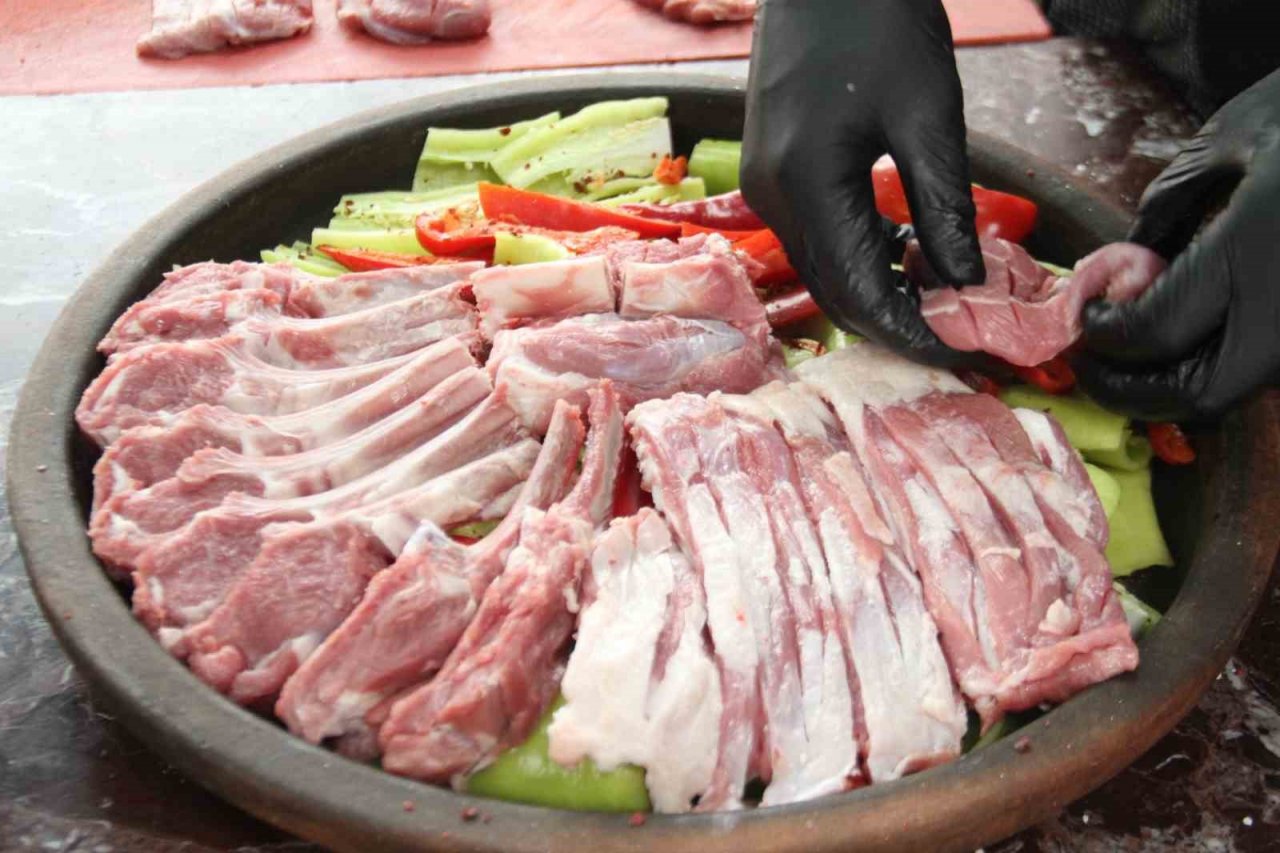 Tam 3 saat fırında pişiyor, vatandaşlar yemek için bir gün önceden sipariş veriyor