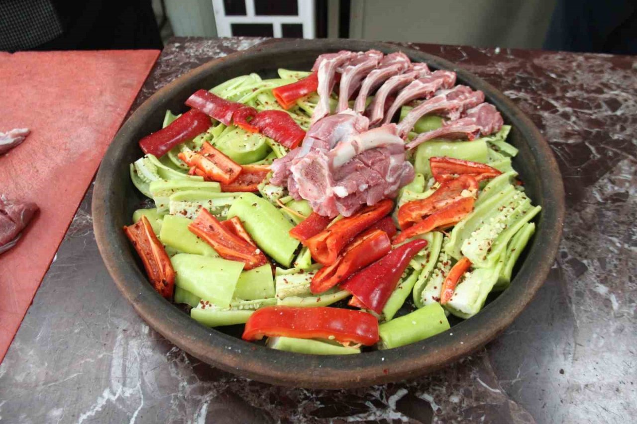 Tam 3 saat fırında pişiyor, vatandaşlar yemek için bir gün önceden sipariş veriyor