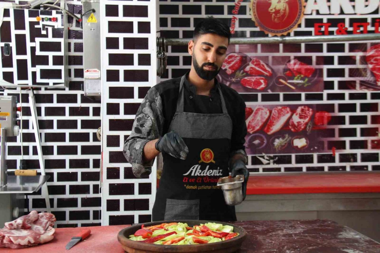 Tam 3 saat fırında pişiyor, vatandaşlar yemek için bir gün önceden sipariş veriyor