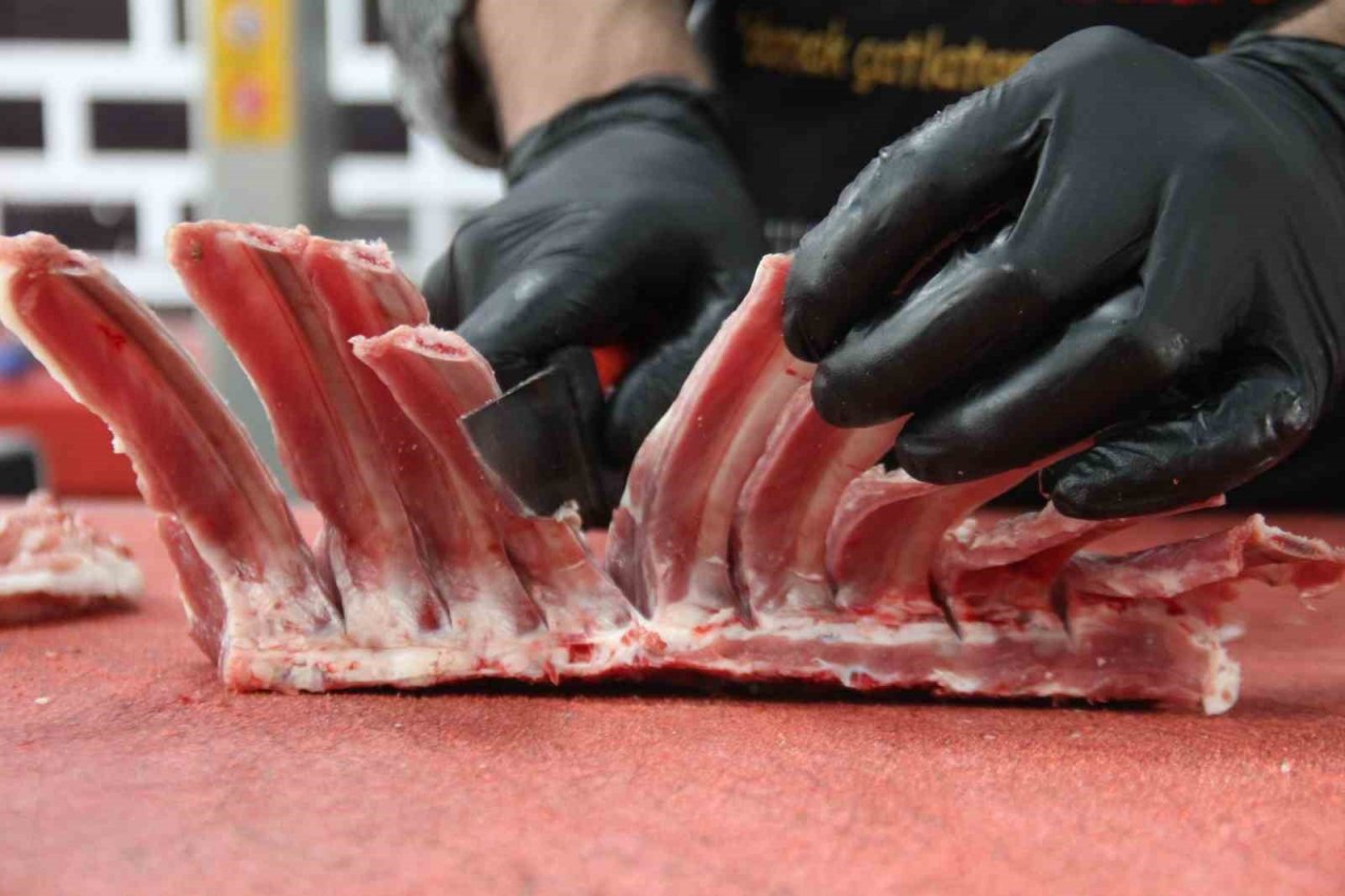 Tam 3 saat fırında pişiyor, vatandaşlar yemek için bir gün önceden sipariş veriyor