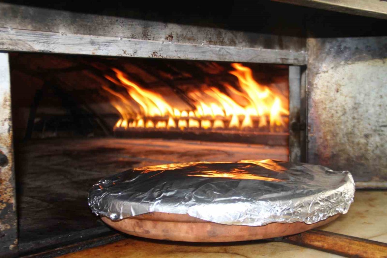 Tam 3 saat fırında pişiyor, vatandaşlar yemek için bir gün önceden sipariş veriyor