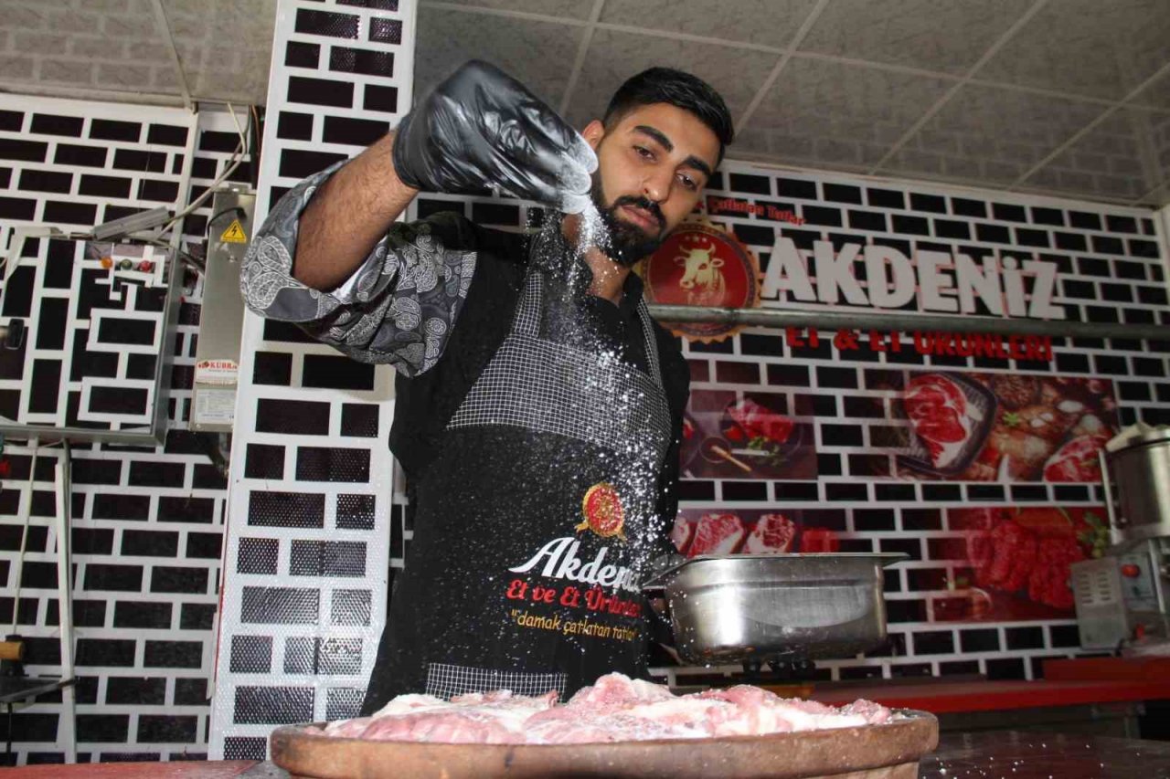 Tam 3 saat fırında pişiyor, vatandaşlar yemek için bir gün önceden sipariş veriyor