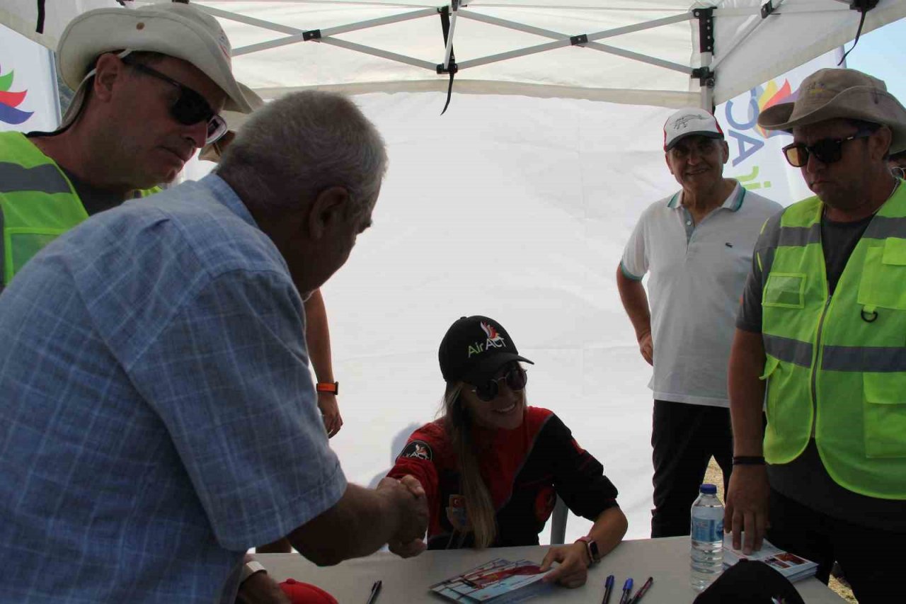 Türkiye’nin ilk kadın akrobasi pilotu Eskişehir’de hayran bıraktı