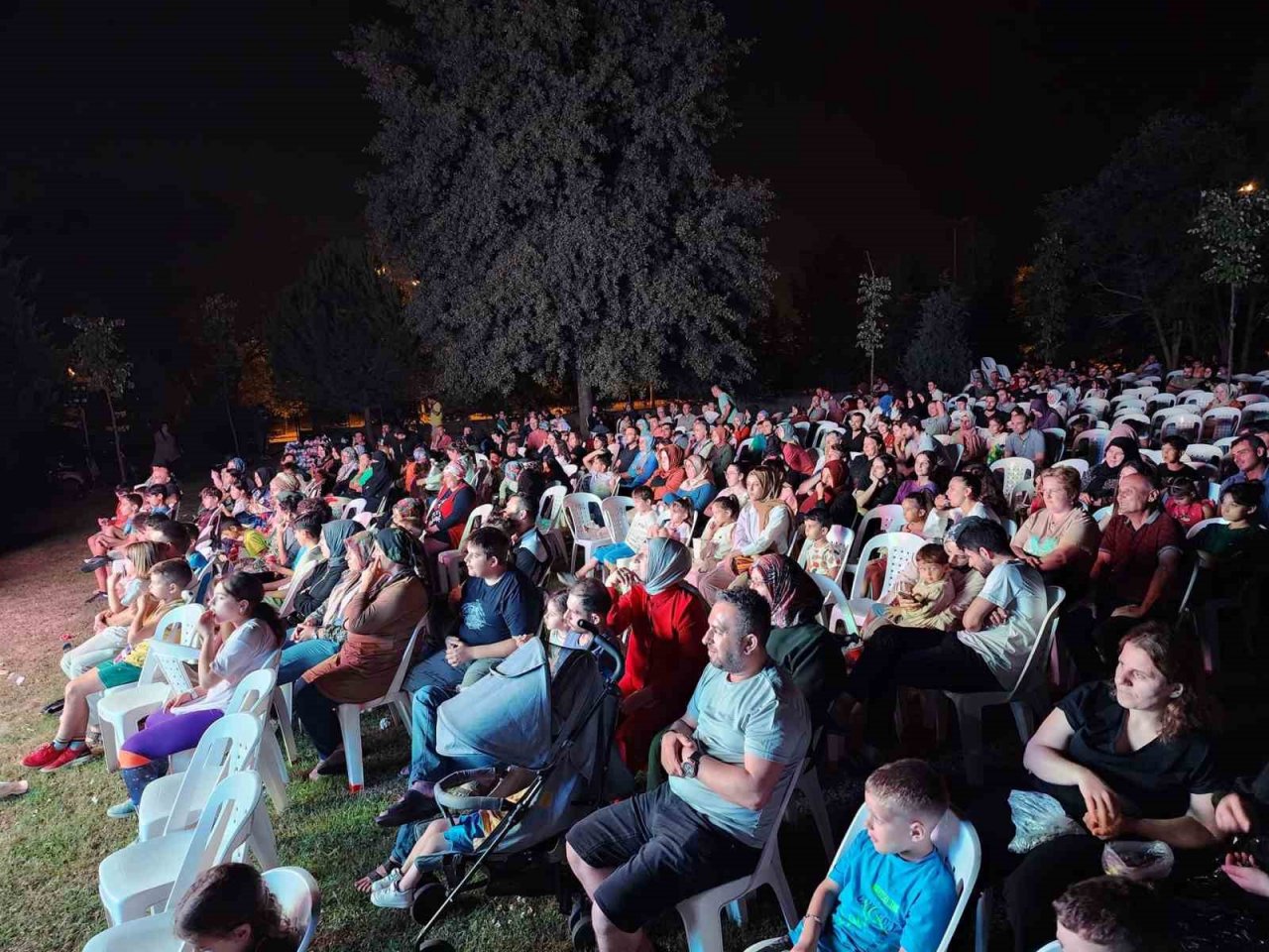 Gölcük’te açık hava sinema keyfi