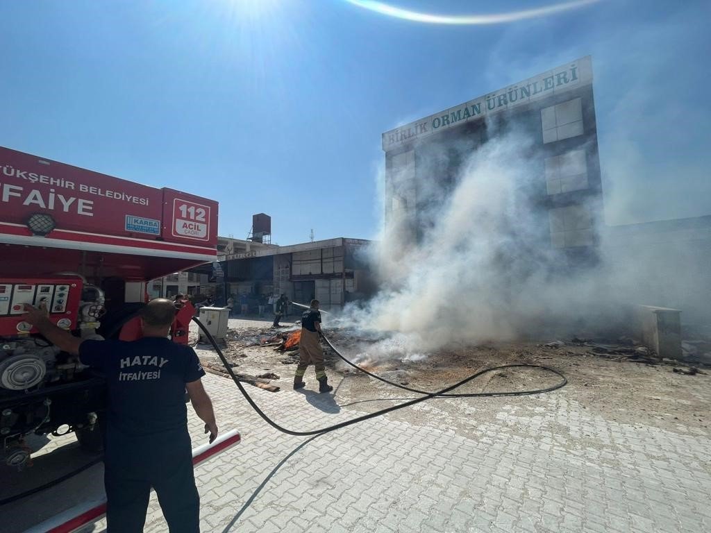 Antakya’nın farklı yerlerindeki yangınlar söndürüldü