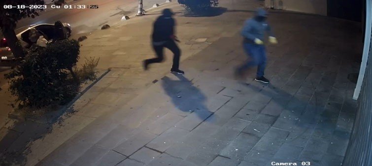 Arnavutköy’de hırsızlık şüphelileri 7 dakika boyunca kimseye aldırış etmeden kuyumcuya girmeye çalıştı