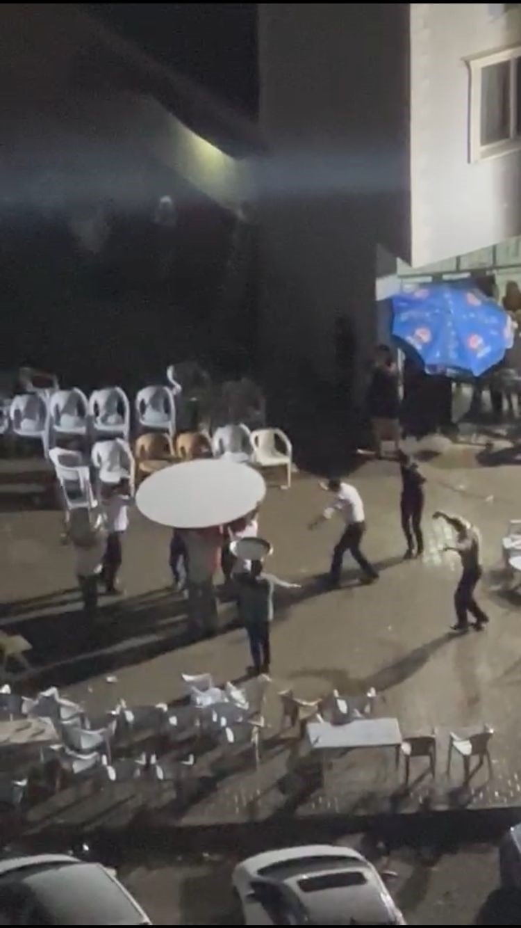 Halay sevdası yağmur dinlemedi: Masa ve sandalyelerle böyle halay çektiler