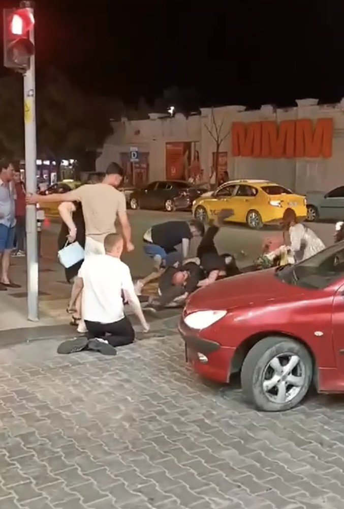 Kadıköy’de tartıştığı kadını darp etmeye kalktı, uyaran vatandaşlarla da kavga etti