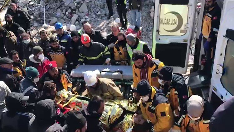 Gaziantep’te 110 araç ile bini aşkın acil sağlık personeli depremzedelerin ilk yardımına koştu