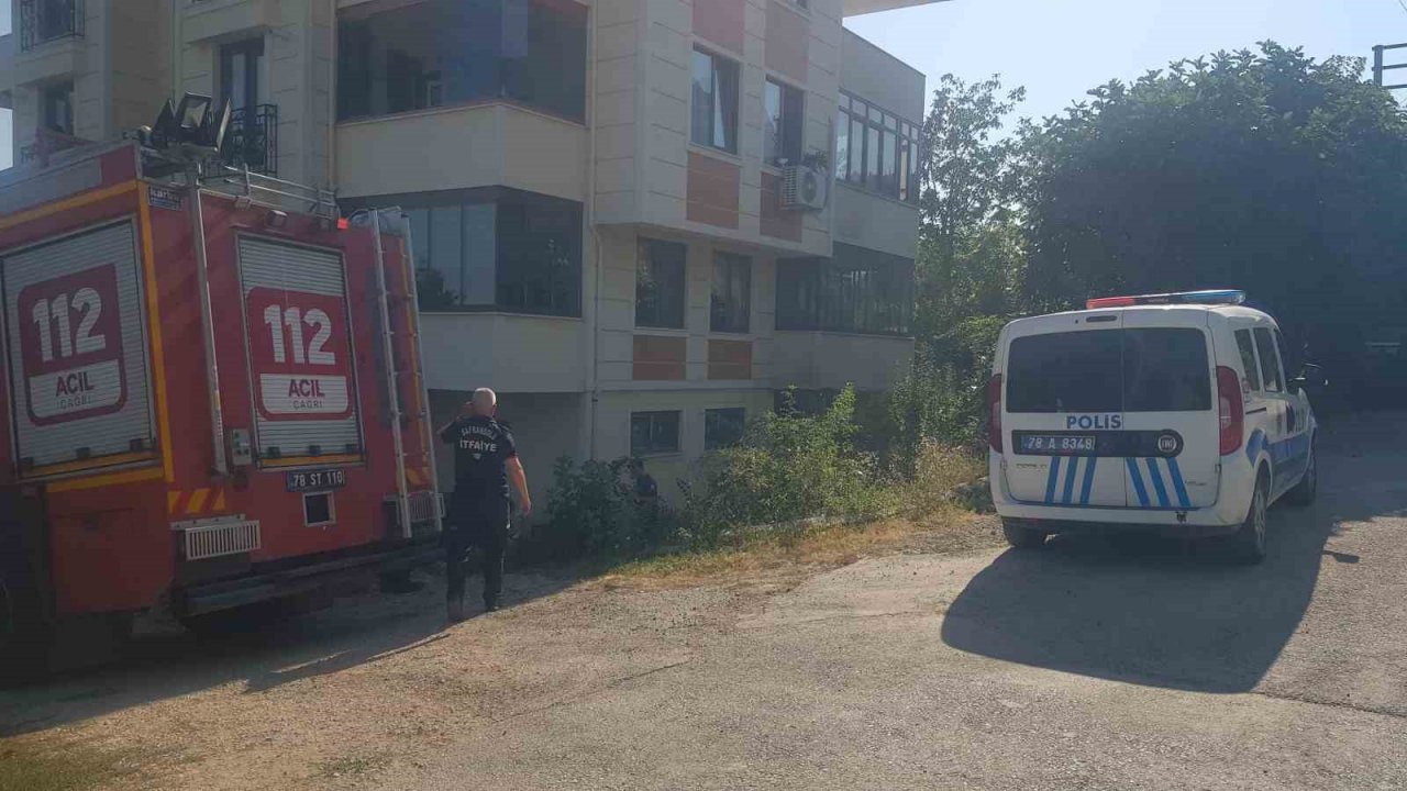 Araç lastikleri alev aldı, apartman yanmaktan kurtuldu