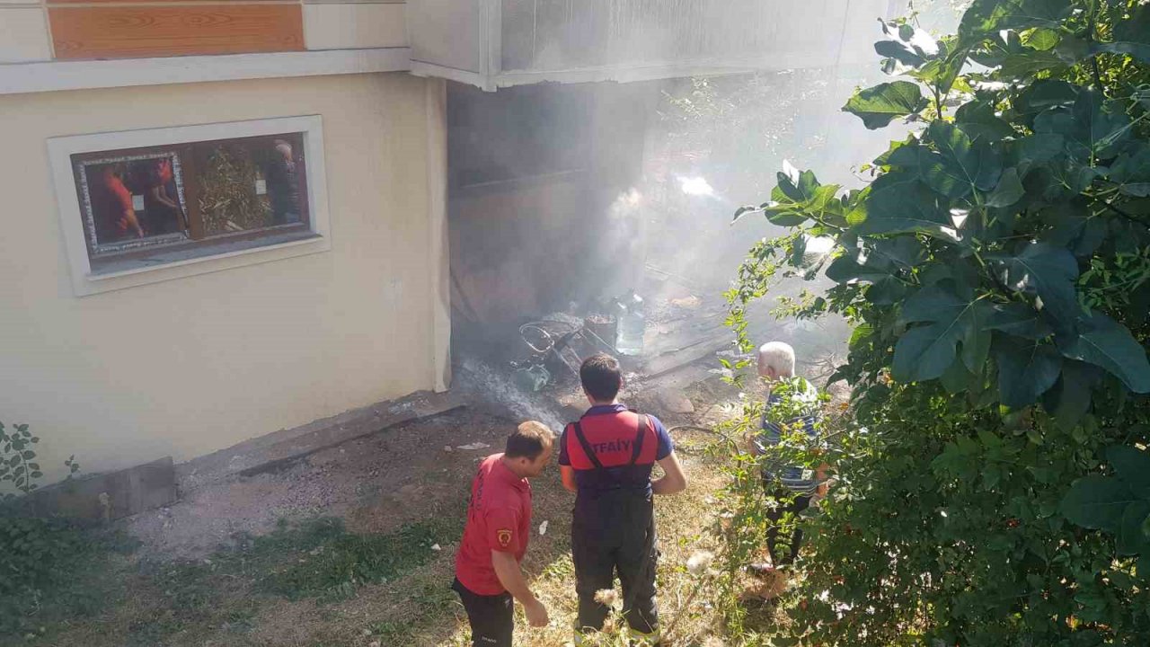 Araç lastikleri alev aldı, apartman yanmaktan kurtuldu
