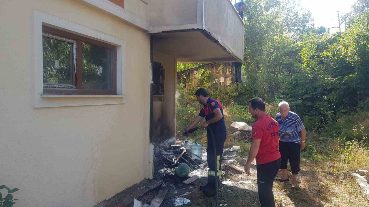 Araç lastikleri alev aldı, apartman yanmaktan kurtuldu