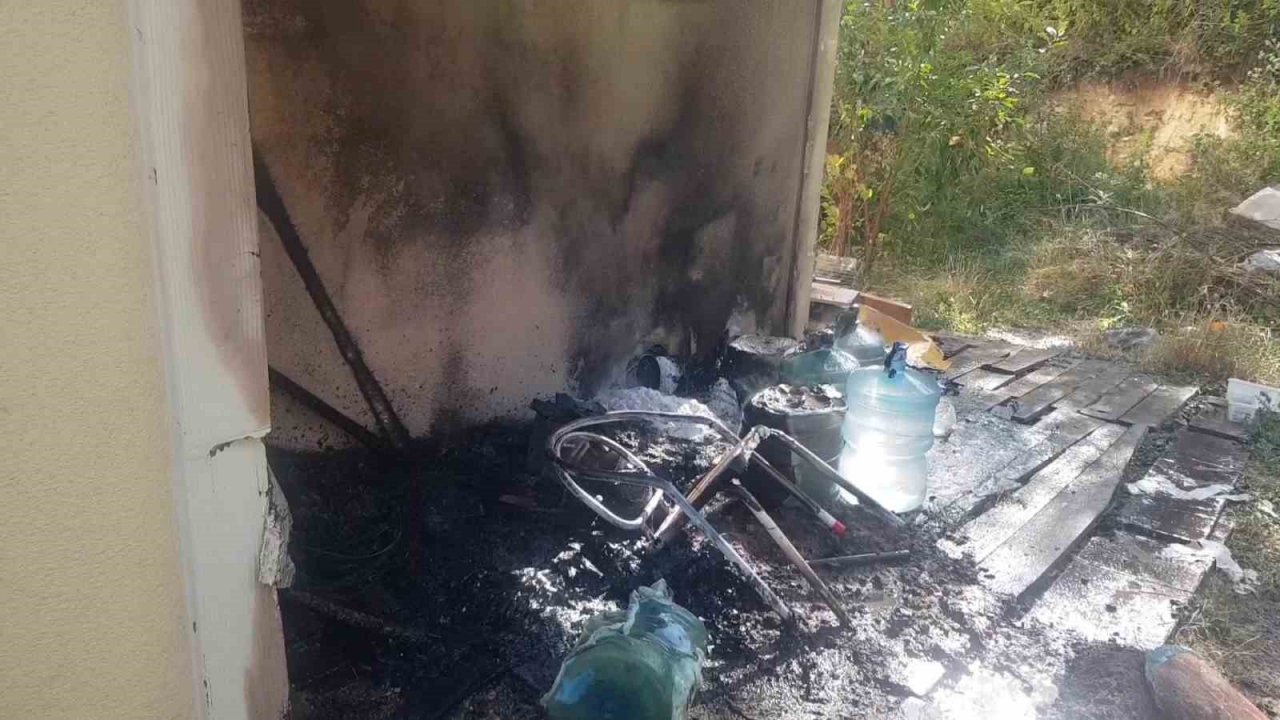 Araç lastikleri alev aldı, apartman yanmaktan kurtuldu