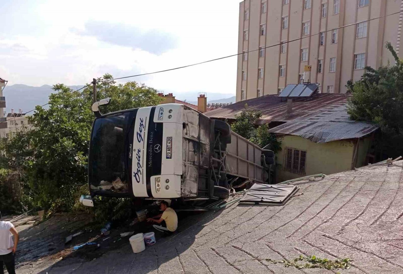 Karaman’da yokuş çıkarken geri kayan tur otobüsü evin bahçesine devrildi: 30 yaralı