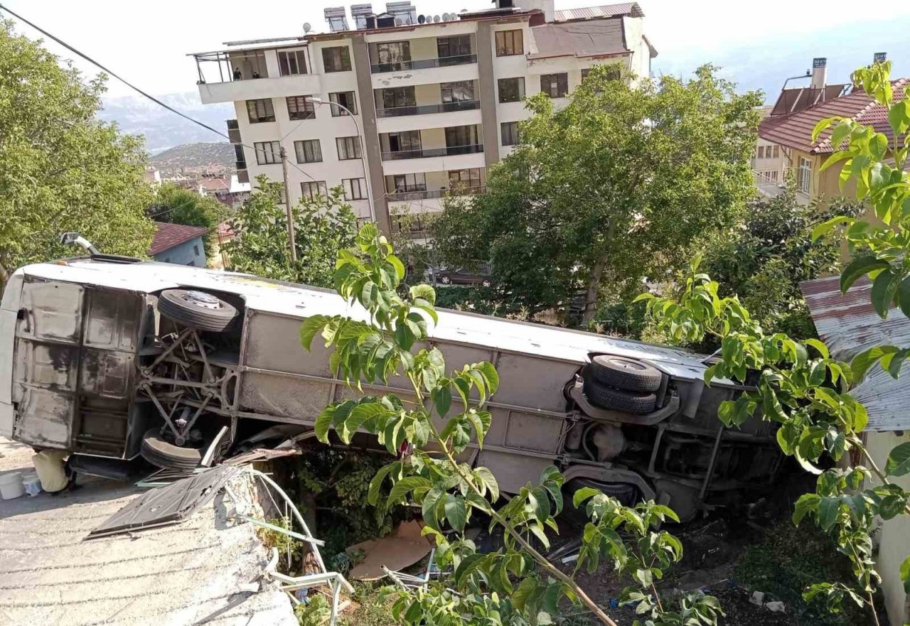 Karaman’da yokuş çıkarken geri kayan tur otobüsü evin bahçesine devrildi: 30 yaralı