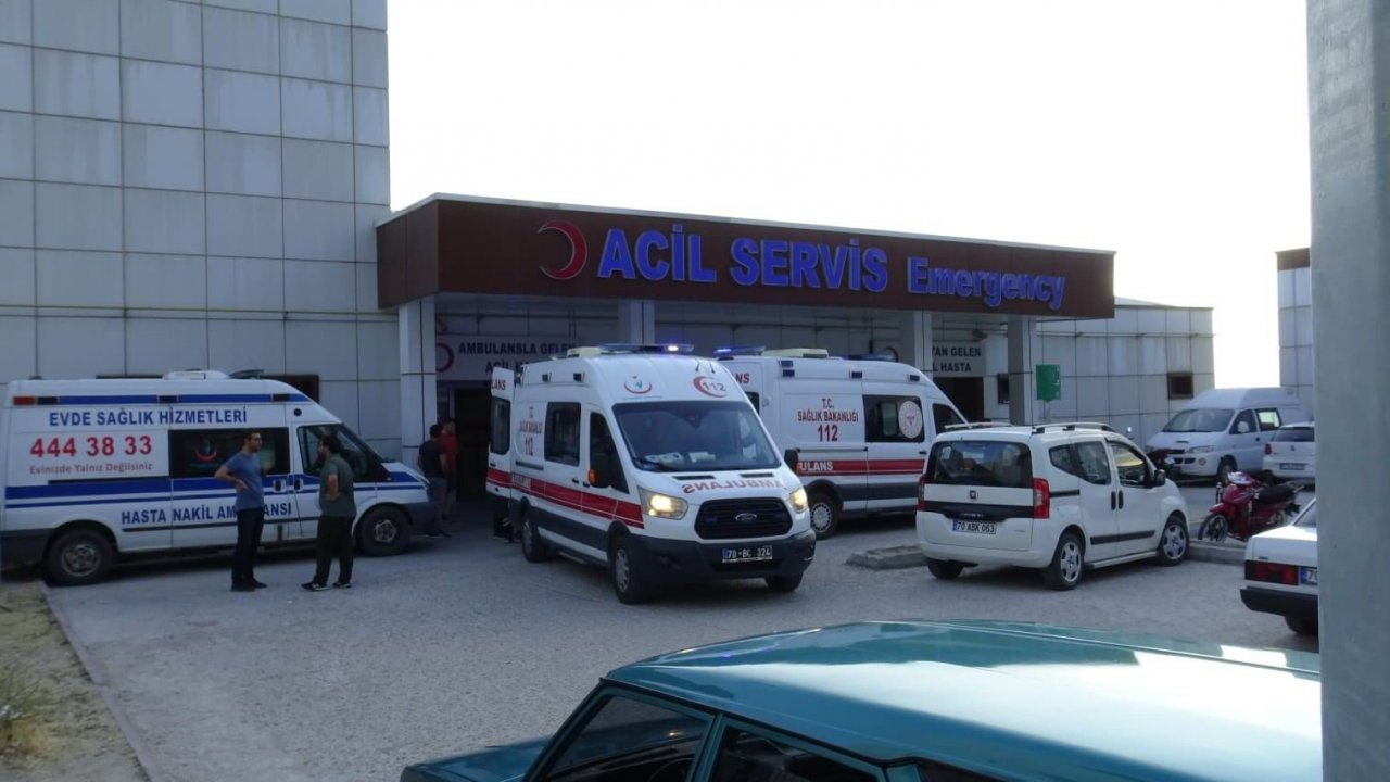 Karaman’da yokuş çıkarken geri kayan tur otobüsü evin bahçesine devrildi: 30 yaralı