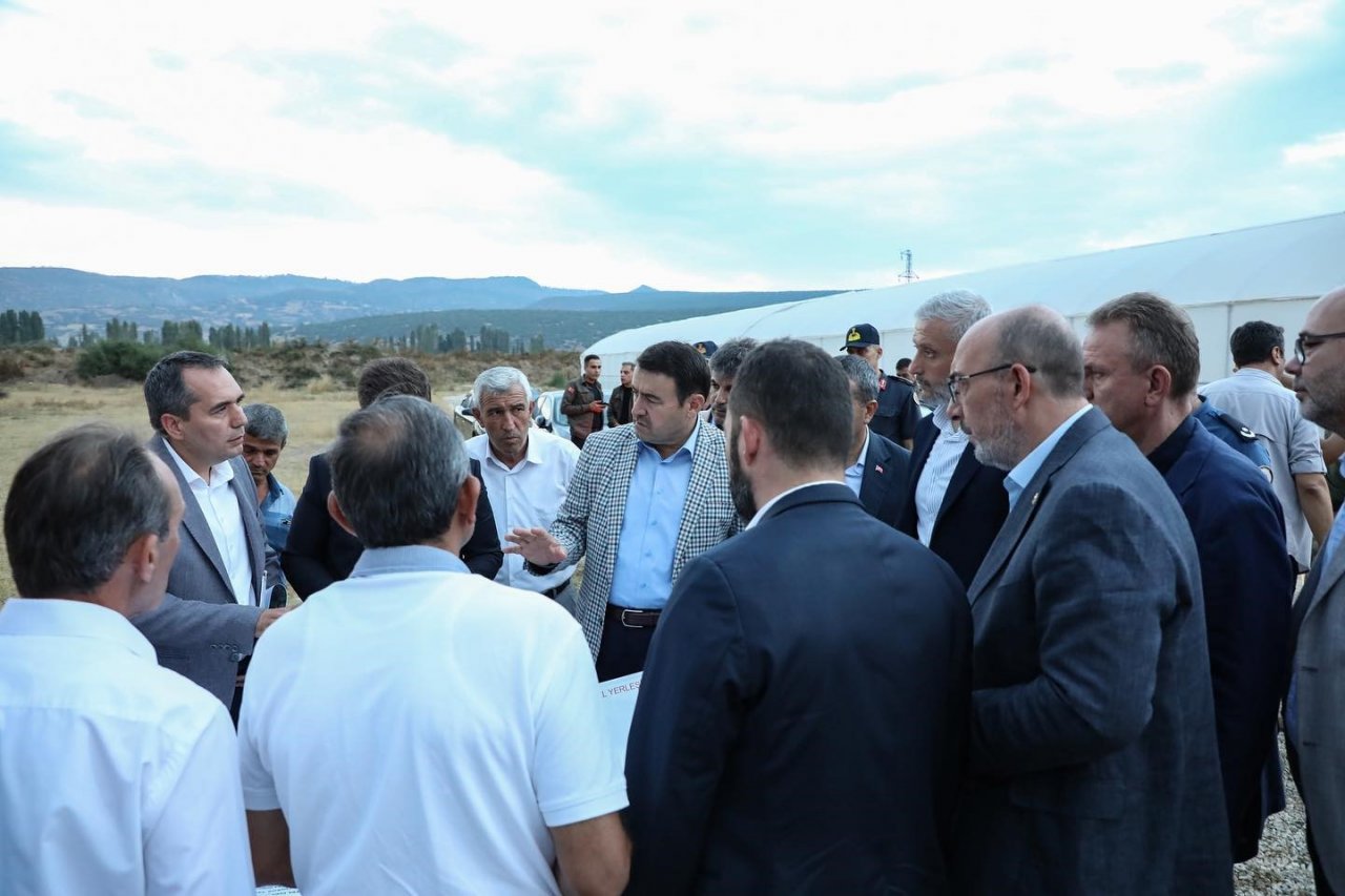 Kütahya Valisi Işın ve protokol üyeleri, Simav TDİOSB’de incelemelerde bulundu