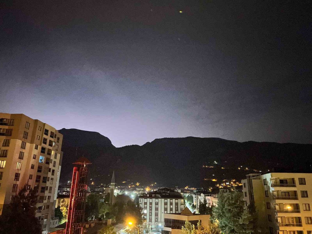 Spil Dağı’na düşen yıldırım orman yangını çıkardı