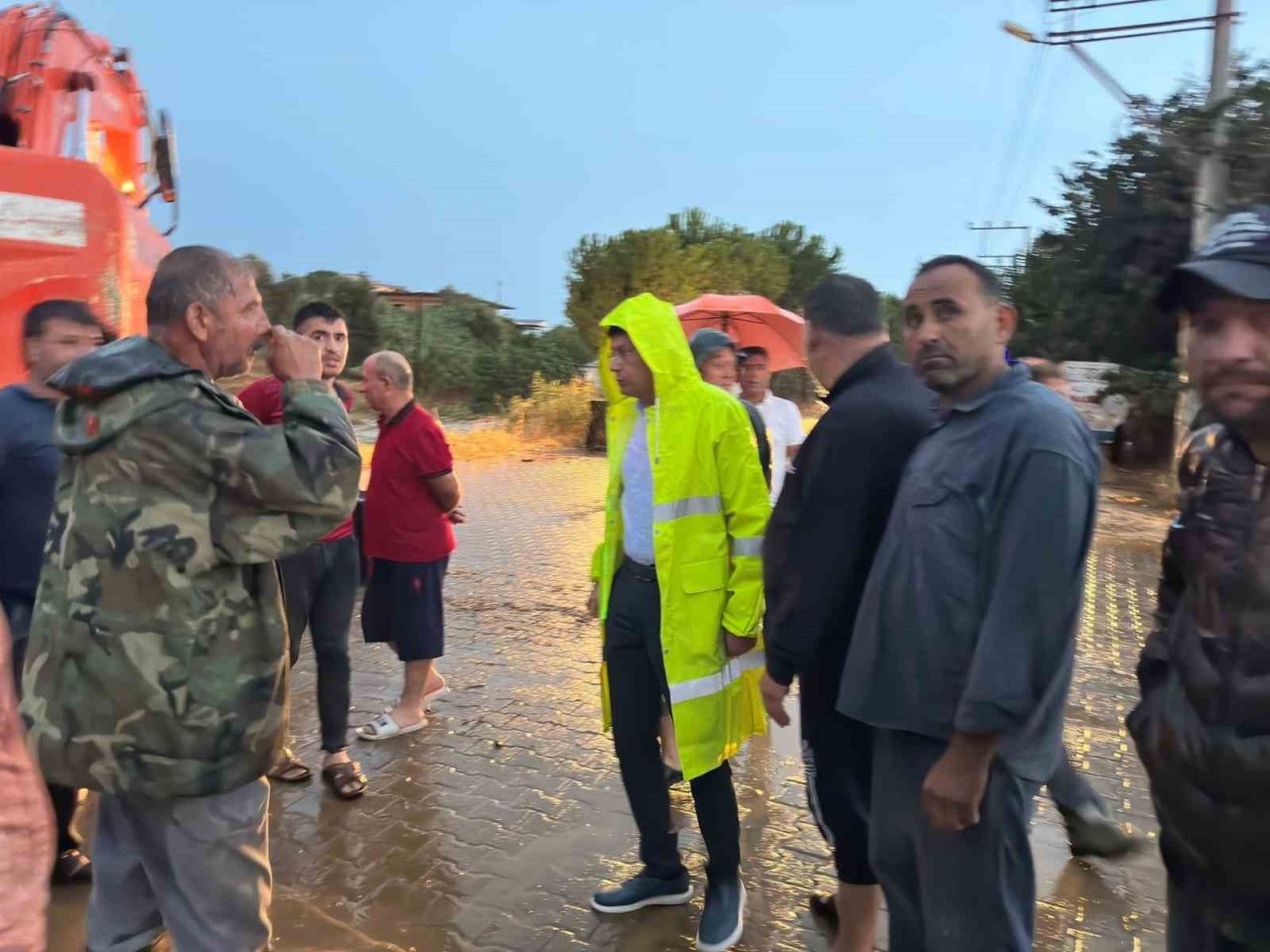 Başkan Özcan tüm ekipleriyle sahada vatandaşı yalnız bırakmadı