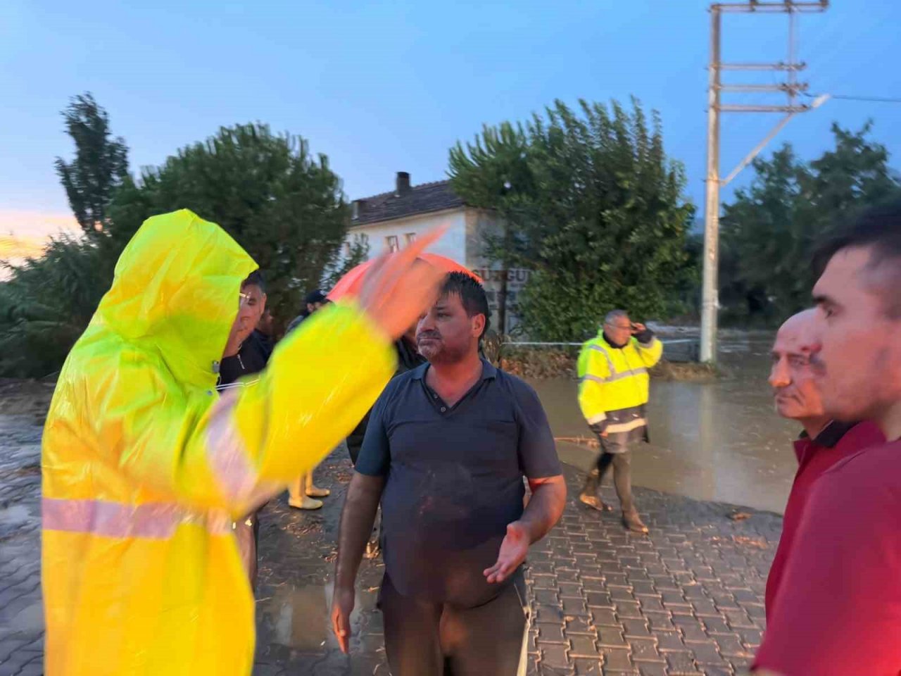 Başkan Özcan tüm ekipleriyle sahada vatandaşı yalnız bırakmadı