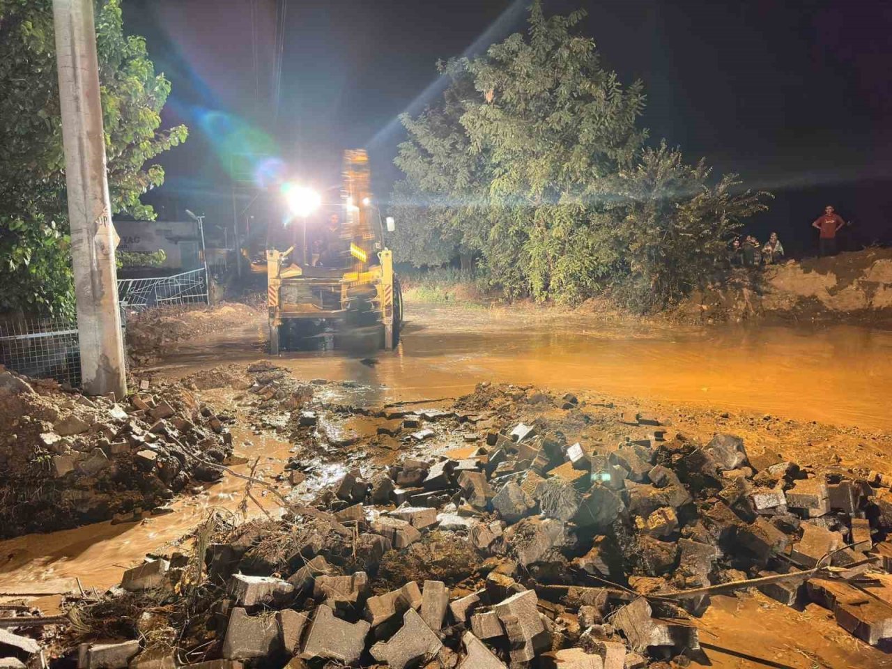 Başkan Özcan tüm ekipleriyle sahada vatandaşı yalnız bırakmadı