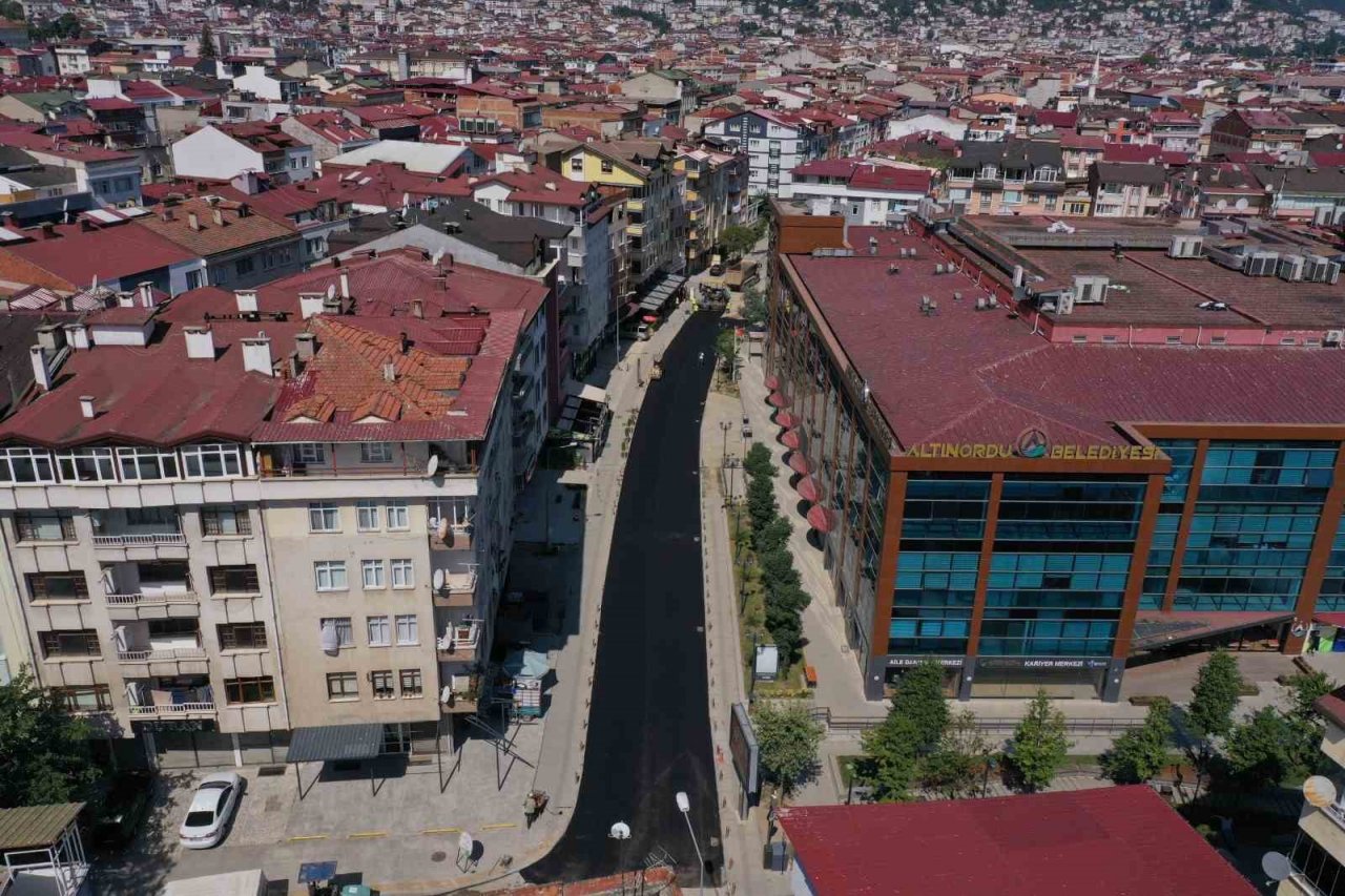 Altınordu’da sokak yenileme çalışmaları devam ediyor