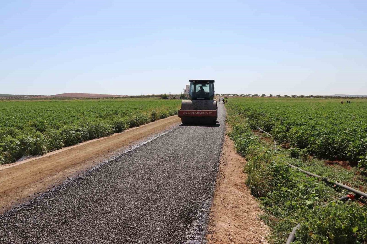 Kırsal mahallelerden sathi kaplama asfalt çalışmaları sürüyor