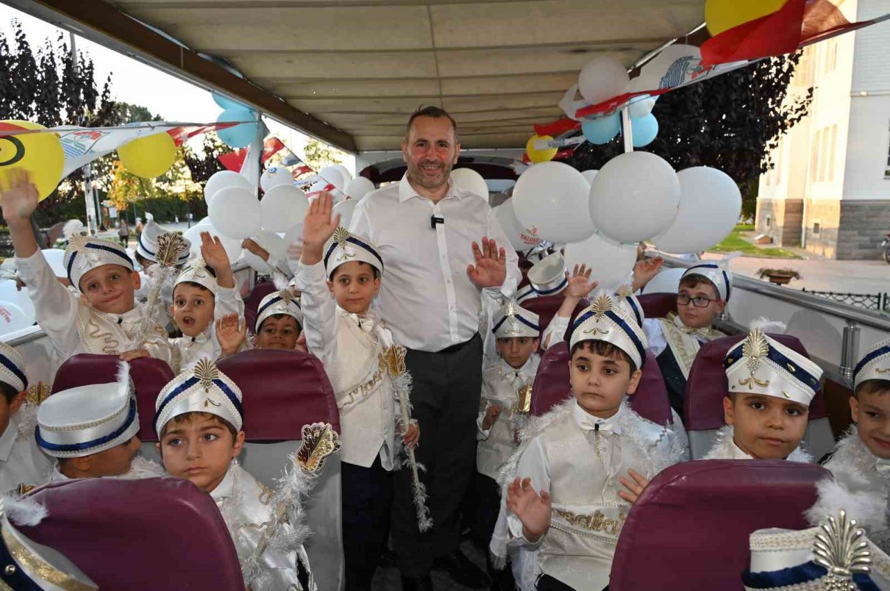 Yalova Belediyesi Sünnet Şöleni’nde 71 çocuk erkeliğe ilk adımı attı