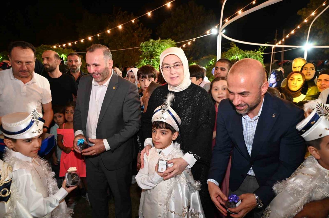 Yalova Belediyesi Sünnet Şöleni’nde 71 çocuk erkeliğe ilk adımı attı