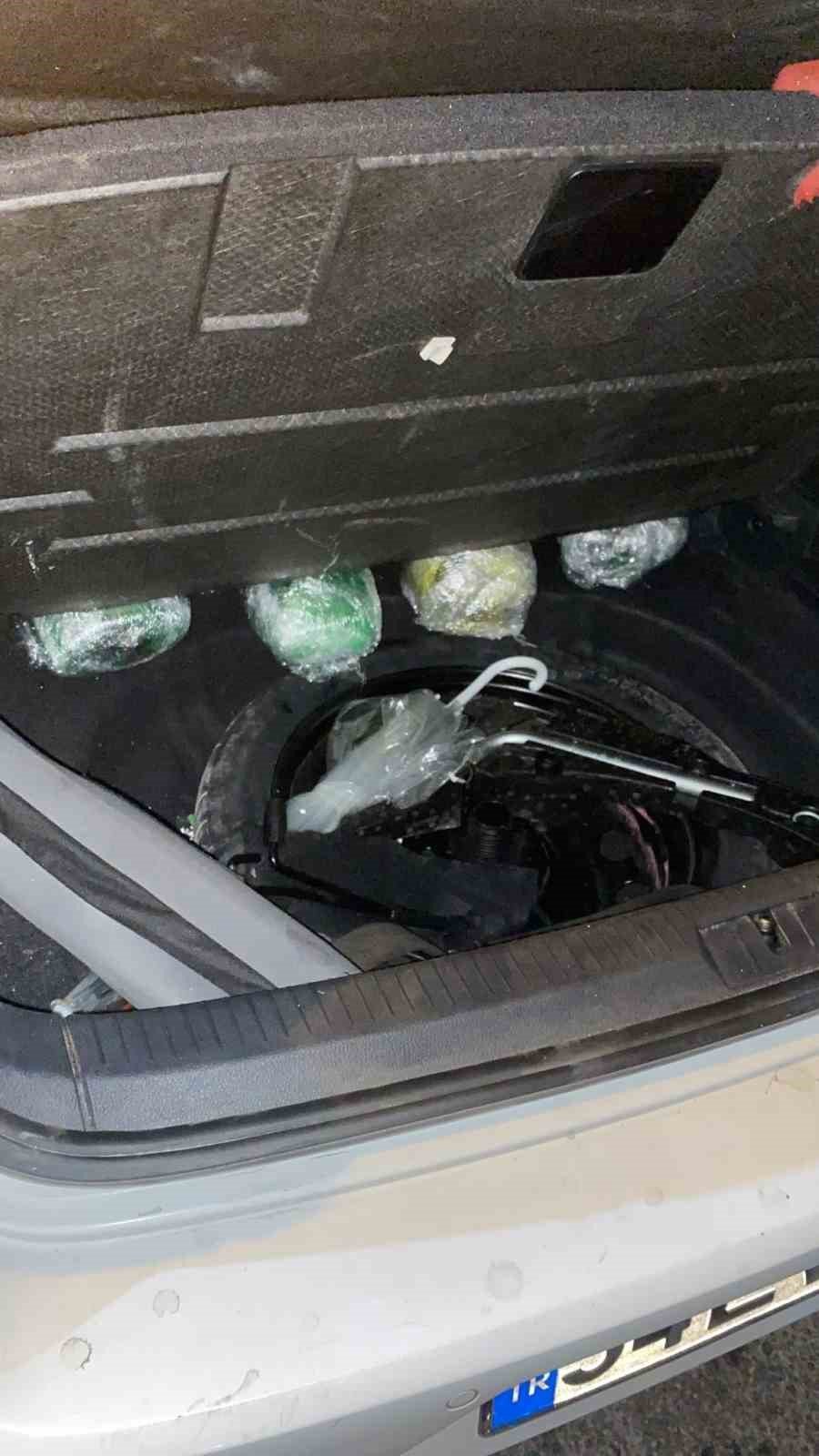 4 kilo esrar ele geçirildi, 2 şüpheli tutuklandı