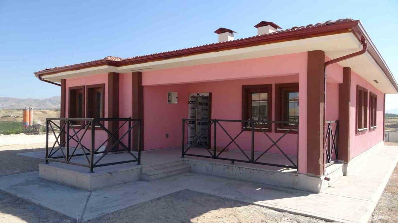 Malatya’daki köy evlerinde çalışmalar hızla sürüyor