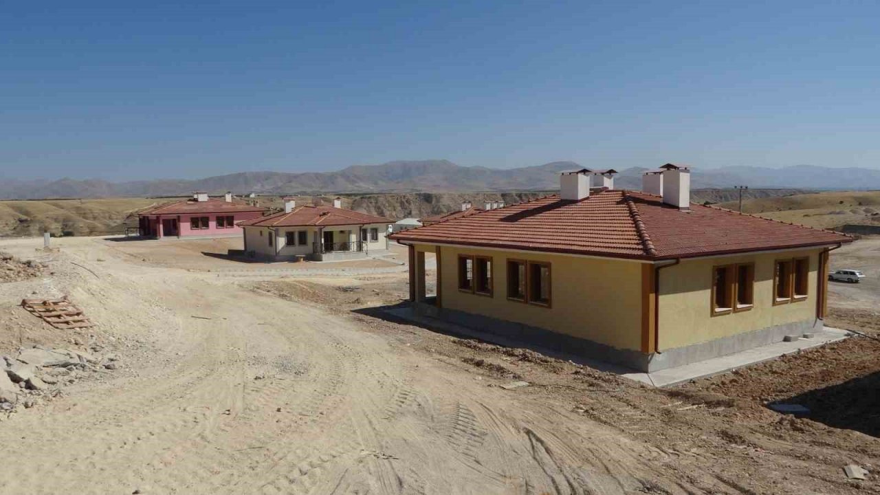 Malatya’daki köy evlerinde çalışmalar hızla sürüyor