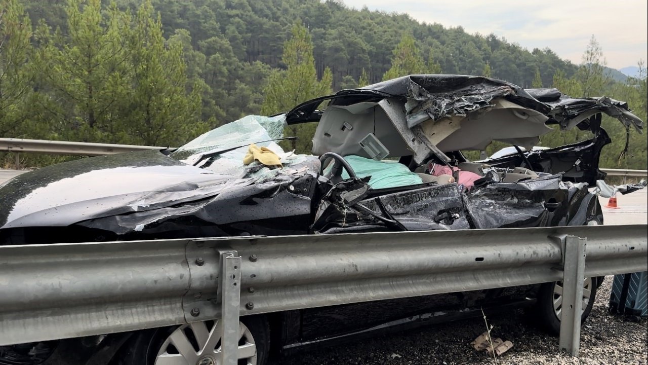 Orman yangınına giden arazöz ile 2 otomobil çarpıştı: 1 ölü, 6 yaralı