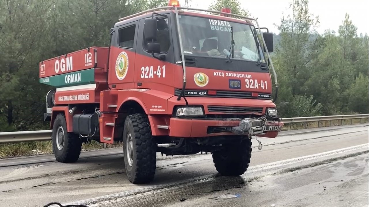 Orman yangınına giden arazöz ile 2 otomobil çarpıştı: 1 ölü, 6 yaralı